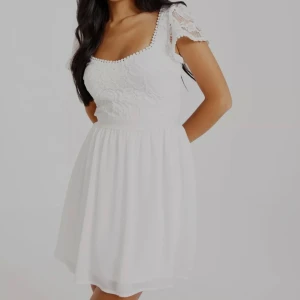 Vit Sommarklänning  - Säljer min vita spets klänning från Nelly, klänningen är använd 1 gång och är i fint skick 💗 Nypris 499kr  Kontakt kring egna bilder 