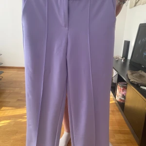 Lila kostymbyxor  - Lila kostymbyxor aldrig använt, sitter bra på kroppen framhäver kurvorna