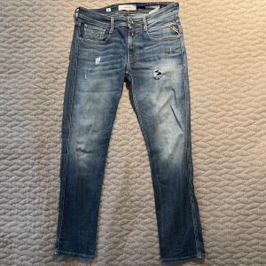 Replay jeans - Säljer nu mina Replay anbass jeans. Köpta för ett halvår sedan och använda ett fåtal gånger, skick 9/10. Strl 31/32