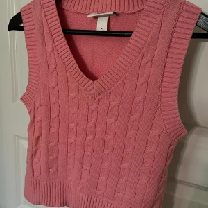 Stickad väst - Västen är bara använd ett fåtal gånger, den har inga synliga defekter!