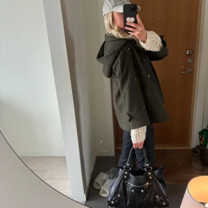 Kort kappa - Så sjukt fin kort kappa med luva i ull och tillverkad i Sverige💕 