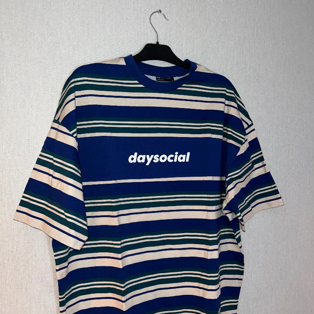 ASOS Daysocial - Blärandig t-shirt i oversize med panel med logga, då returtiden har passerat . T-shirts.