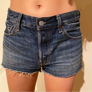 Levis shorts - Säljer dessa snygga mörkblåa levi’s shortsen i W28 (storlek S-M)😍 tyvärr passar de inte längre mig så hoppas hitta nån annan som kan få bättre användning av dem🥰 självklart äkta & i bra skick, knappt använda! Hör av dig vid frågor! 💫 