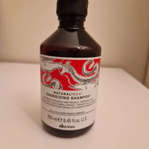 Davines Shampoo  - Davines Naturaltech Energizing Shampoo 250 ml. Ca 50% av flaskan kvar. Ord pris 319 kr. 