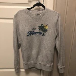 Morris Sweatshirt Grå - Säljer nu min Morris Sweatshirt som har blivit för liten för mig 🙌 Den har Inge defekter och är i utmärkt skick (8/10) ❗️Skulle dock säga att storleken är lite mindre än S … 🙏 Hör gärna av dig vid funderingar och frågor 🤝