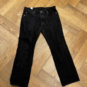 Levis jeans 501, nästan aldrig använda. Storlek 34/30