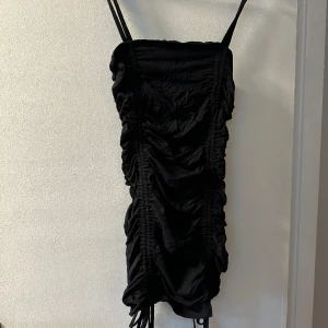 Klänning - Klänning från NA-KD i storlek xs Oanvänd nypris 319 kr