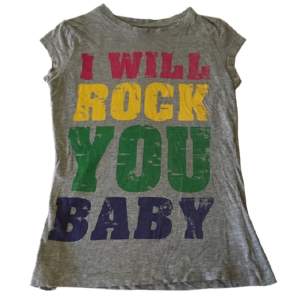 Cool T-shirt med texten ”I will rock you baby” på