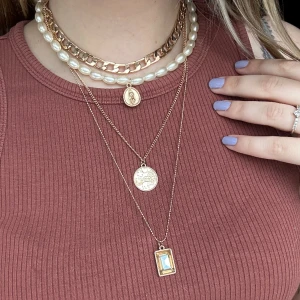 Halsband  - Tror det är köpt från H&M 🤍 knappt använt! Alla halsband sitter ihop så det är bara ett knäppe! Köp via köp nu!