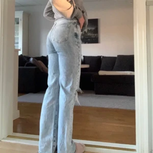 Regular wide jeans - Från bikbok i storlek 25. Passar mig som är ca 170cm. Säljer då dom är för små för mig nu. Perfekta sommarfärgen! 😍Skulle säga att dom sitter mer bootcut på mig. Lånade bilder! 