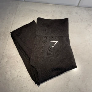 Gymshark tights  - Gymshark tights 🥰OBS! De är slitna både mellan benen och vid sömmarna längst med benet. 