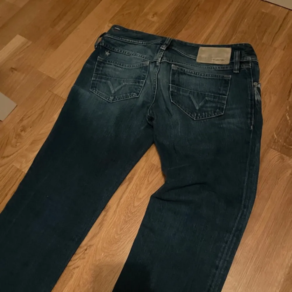 ett par snygga lågmidjade jeans  39cm rakt över  Innebenslängd 84cm . Jeans & Byxor.