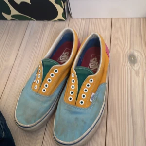 Vans classic - Rätt smutsiga och saknar snören men en tvätt och nya snören och de är helt klart godkända, denna färg har inte sålts på länge.