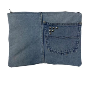 Skräddarsytt datorfodral  -  Exklusivt datorfodral (13 tum) med silvriga nitar och en elegant silvrig dragkedja. Skydda din dator med stil!