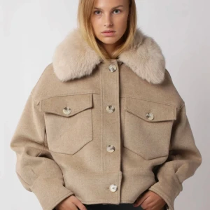 Meotine jacka  - Fint skick. Knappt använd Alla knappar kvar 