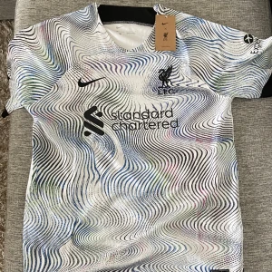 Liverpool tröja 24-23 - En helt ny liverpool tröja 23-24  Sotorlek L 