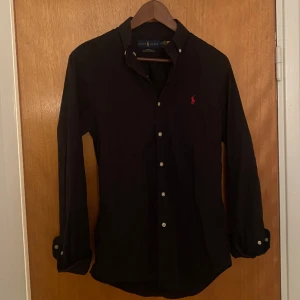 Ralph Lauren skjorta - Säljer min Ralph Lauren skjorta köpt på NK då den blivit för liten. 9/10 skick passar dig runt 170-180. 