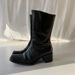 Vagabond boots - Vintage svarta Vagond låga boots med klack i äkta skinn / läder. Klacken är 5 cm. Storlek 38, jag har storlek 39 och de passar mig utan problem. Använda men fortfarande i grymt bra skick. Kan skicka fler bilder om det behövs 🖤