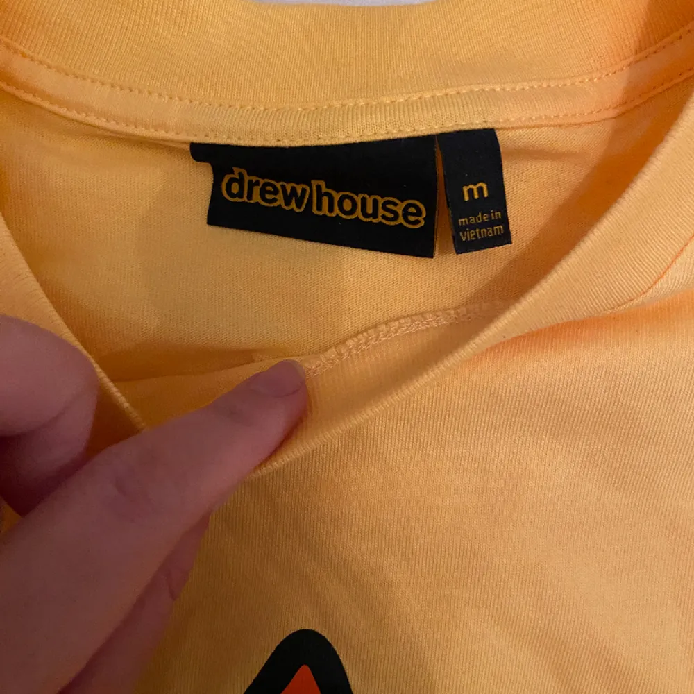 Säljer denna helt oanvända t-shirten ifrån Justin Biebers märke drew house! Den är i storlek M men skulle mer säga att den är L/XL, färgen är i en typ gul/orange färg superfin 🧡Nypris ca 900kr. T-shirts.