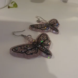 Moth earrings - Resin örhängen med en moth på ☺️ knappt använda.