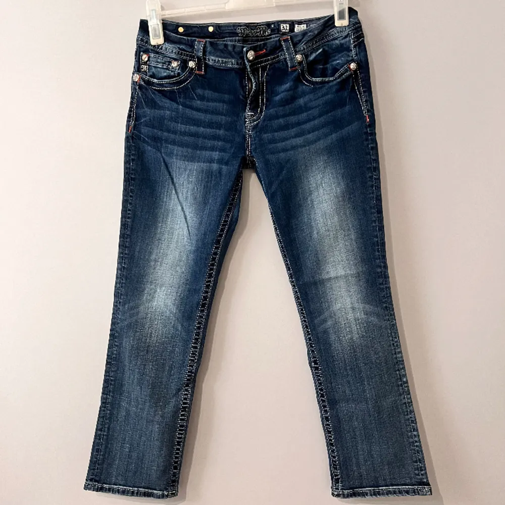 Miss Me Jeans. Blå färg. ”Mid-Rise” och  ”Easy Crop” står det på dem. Häftigt mönster med olika tyger, färger och nitar!  Frågor är alltid välkomna.  21. Jeans & Byxor.