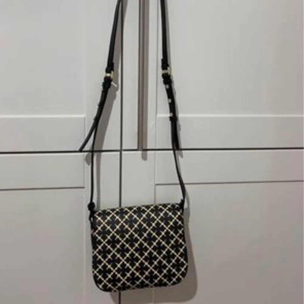 Axelväska från Malene Birger (crossbody bag). Magnetlås. Modellen har utgått. Använd 2-3 gånger. I perfekt skick. . Väskor.