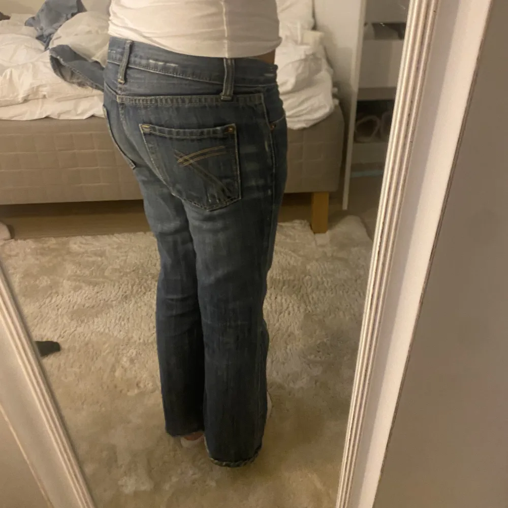 Ett par jätte snygga low waist bootcut jeans som jag tyvär måste sälja pg av att dom är för korta. Passar storlek 34 36 och 38 Själv har jag 36/38. Tryck gärna på köp nu men skriv innan då! . Jeans & Byxor.