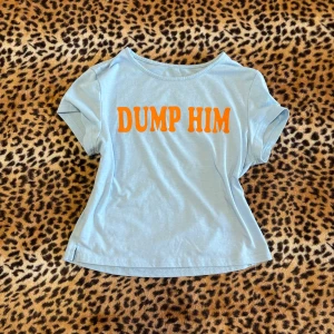2000s dump him top - ✰*ੈ✩‧₊˚ läs gärna köpvillkoren innan köp ✰ skickar inga bilder på <3 ✰ jättefin defektfri dump him top men ha i åtanke att det är ett sparsamt använt second hand plagg ✰ storlek S ✰ skriv gärna vid frågor💋