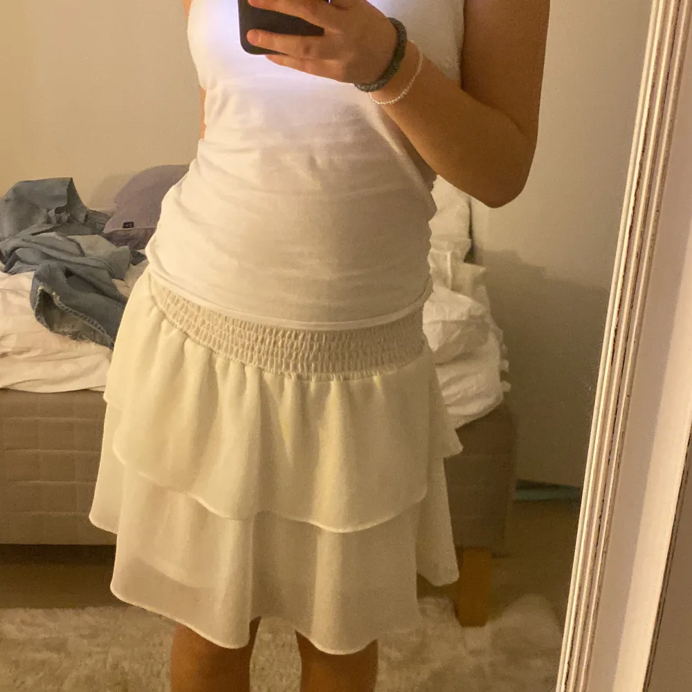 Jätte fin Chelsea kjol i vit köpt förra sommaren. Använder inte så mycket så tänker sälja. Storlek small. Kjolar.