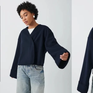 Vår/sommar jacka - Superfin vår/sommar jacka från gina. Använd extremt fåtal gånger men den är lite stor därav säljer jag den. Nypris 500kr 