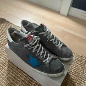 Golden Goose skor - Säljer du mina Golden Goose skor som är som i nyskick skona är helt i mocka utan några vattenskador. Allt finns med till skorna och även äktenhetsbevis. Vid fler frågor är det bara att skriva.