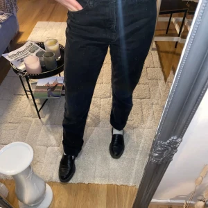 Raka svarta jeans - Svarta, raka jeans från Nelly med medelhög midja. Den svarta färgen på jeansen är lite tvättad skulle jag säga! 