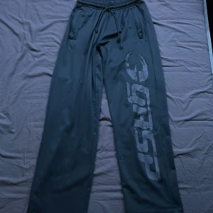 Gasp byxor  - Säljer nu mina gråa gaps mesh byxor. Dom är endast använda ett fåtal gånger och mycket bra skick.  