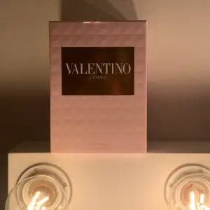 Säljer denna oanvända Valentino Parfymen.  Doftfamilj – Chypre/Blommig Toppnoter – Bergamott Mellannoter – Iris och bulgarisk ros Basnoter – Vanilj, läder och patchouli Köpte fel Valentino parfym, därav säljer jag nu denna.  Nypris 1500kr 100ML  