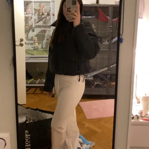 North face jacka  - En super fin North face jacka som som tyvärr inte kommer till användning. Den är använd under 1 vinter och har inga slitningar som jag kan se. Skriv om ni vill ha fler bilder🥰 