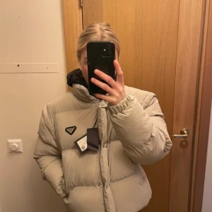 Prada jacka  - Helt oanvänd men den har fått märke på baksidan av jackan som jag nt vet vart det kommer ifrån, kan skicka bild på märket om nån är intresserad. 
