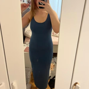 Lång klänning  - Lång klänning använd några gånger på semester! 