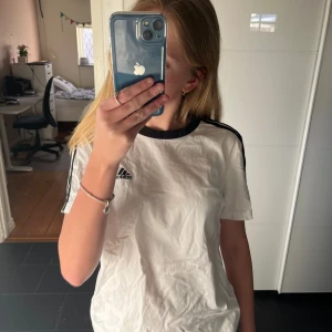 T shirt - T shirt med adidas tryck, aldrig använd förutom på bilden. Kontakta för mer bilder och info!