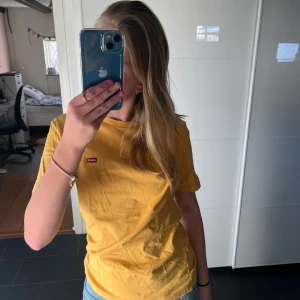 T shirt - Levis t Shirt i färgen gul, sällan använd! Kontakta för mer bilder och info!