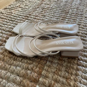 Högklackade skor  - Aldrig använda, minns en vart dom är inköpta. Storlek 38. Fint skick 