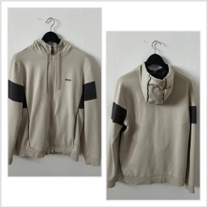 Boss ziphoodie - En snygg ziphoodie från Boss i bra men använt skick. Inköpt för 1699 2023 och har använts sparsamt sedan dess. Finns några små fläckar på ena armen (bild) som förmodligen går bort med kemtvätt. 