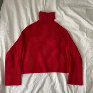 Röd stickad tröja med turtle neck från H&M. Storleken är xs men passar xs-s 💕fint skick men säljer då den inte används