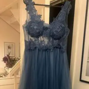 Klänningen är i jätte fint skick, den är endast använd en gång på ett bröllop. Passar en storlek 36-38 och är exempelvis perfekt till Linköpings bal. Går att diskutera priset☺️