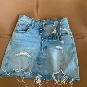 Jeans kjol !!🙌🏽 -  Levis Jeans kjol i bra skick och är i storlek 25 i midjan ☺️☺️ Kan skicka fler bilder om det behövs🙌🏽