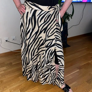 Kjol från Indiska - Kjol från Indiska Storlek: M I mycket gott skick