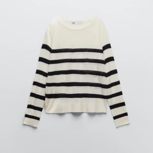 Randig tröja Zara - Storlek S, nedanför använd fåtal gånger därav perfekt skick! Inga skador, jättefin!💕💕💕