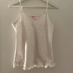 Pyjamas set med hjärtan - Pyjamas set med hjärtan💖 158/164💖Använd få gånger, bra skick!💖 Skriv privat för fler bilder eller frågor!💖