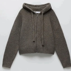 Zara tröja - Fin stickad tröja från Zara som inte kommer till användning. Färgen är brun/grå. Och det är storlek Xs-S