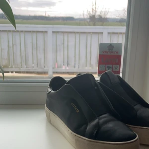 Arigato skor  - Säljer nu mina arigatos då de inte kommer till användning,finns 2 Defekter o de är där bak vid skon innanför och ovan på men inget som syns när man använder dem, priset går o sänka vid snabb affär