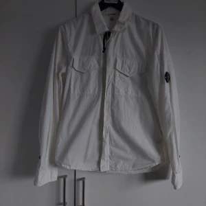 C.P company overshirt  - Hej Säljer nu min nästintill nya C.P.company overshirt. Är knapt använd och köpte den ny för 3000kr.  Priset går att diskutera!